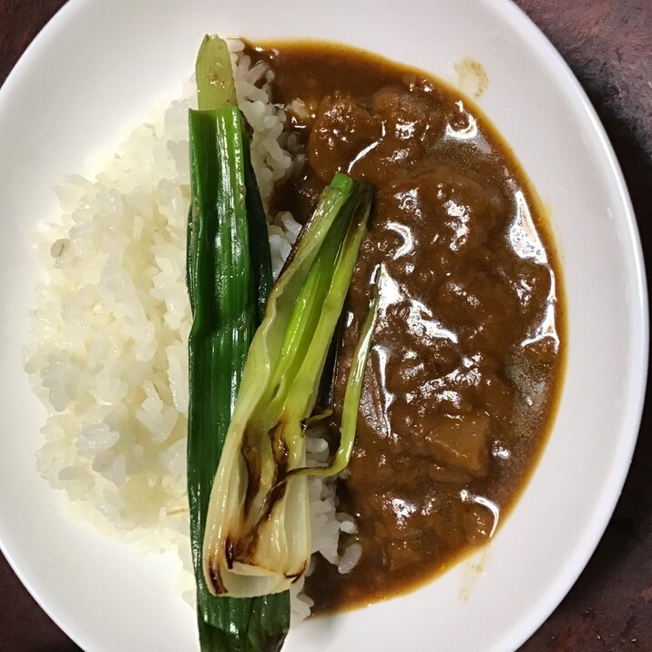 葉玉ねぎのソテートッピングのレトルトカレー。